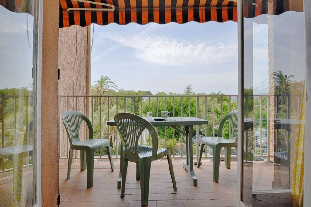 Apartamento St-Cyr - Studio Avec Balcon, Vue Mer Et Proche Plage Saint-Cyr-sur-Mer Exterior foto